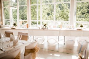 Brautpaartisch mit Sicht aus dem Fenster zum Wiesental