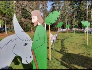 Osterweg und Kirche läuft